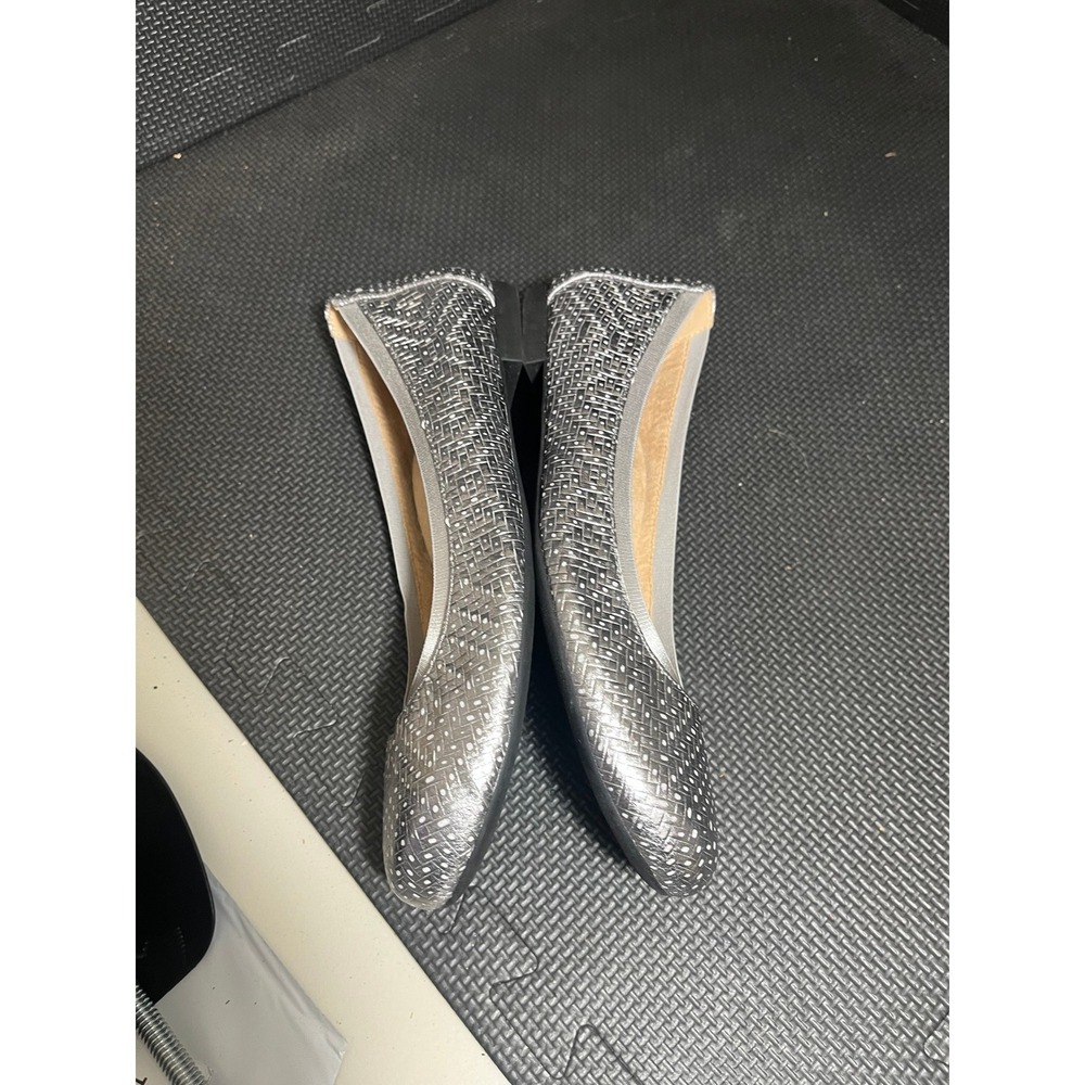 Vionic Women's Anita Leather Slip‎ On Flats silver Geo Leather Size 8.5 - Picture 5 of 8